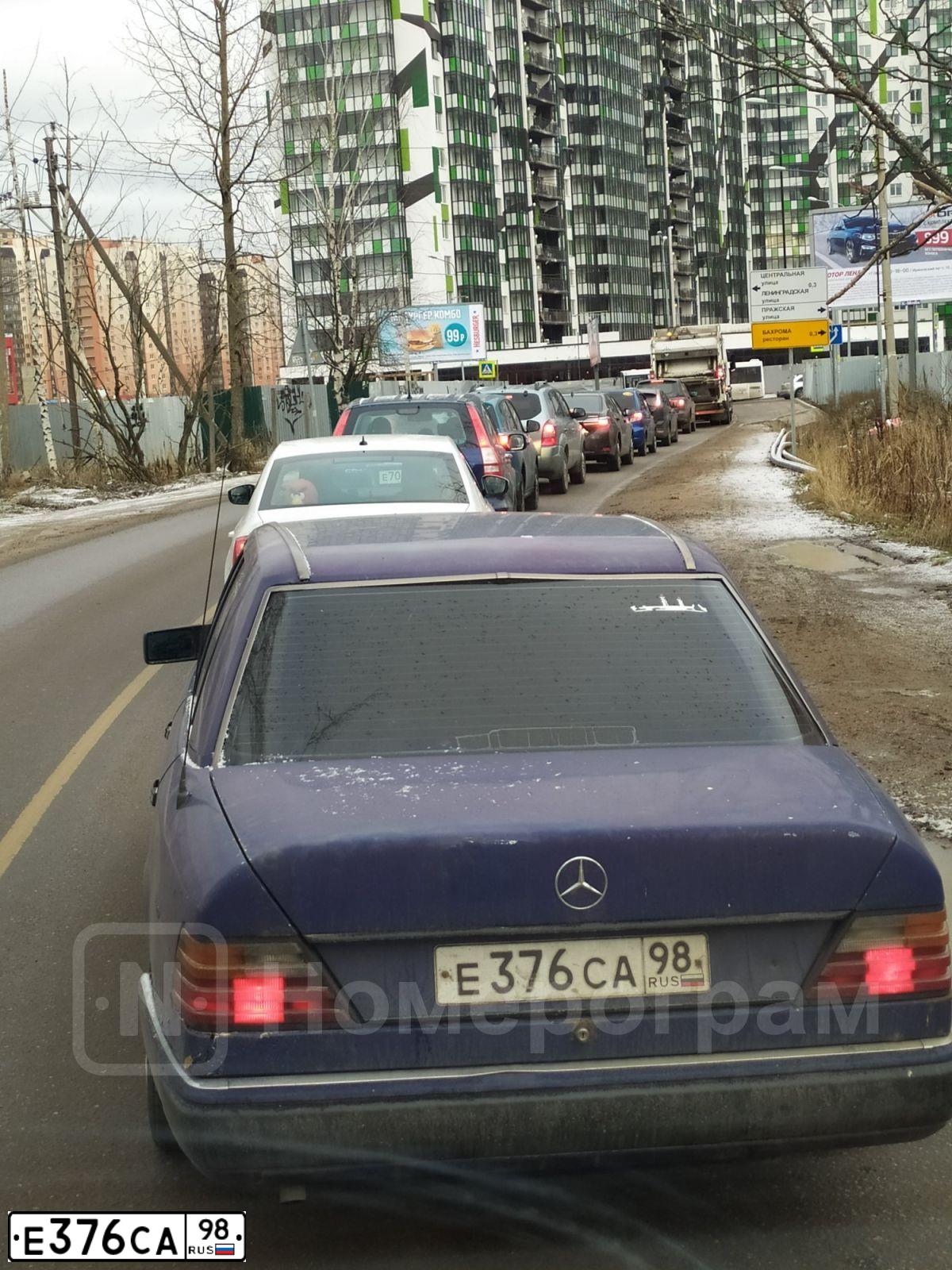 Фото автомобиля MERCEDES E-KLASSE, 1992 — госномер Е376СА98. Цвет: СИНИЙ
