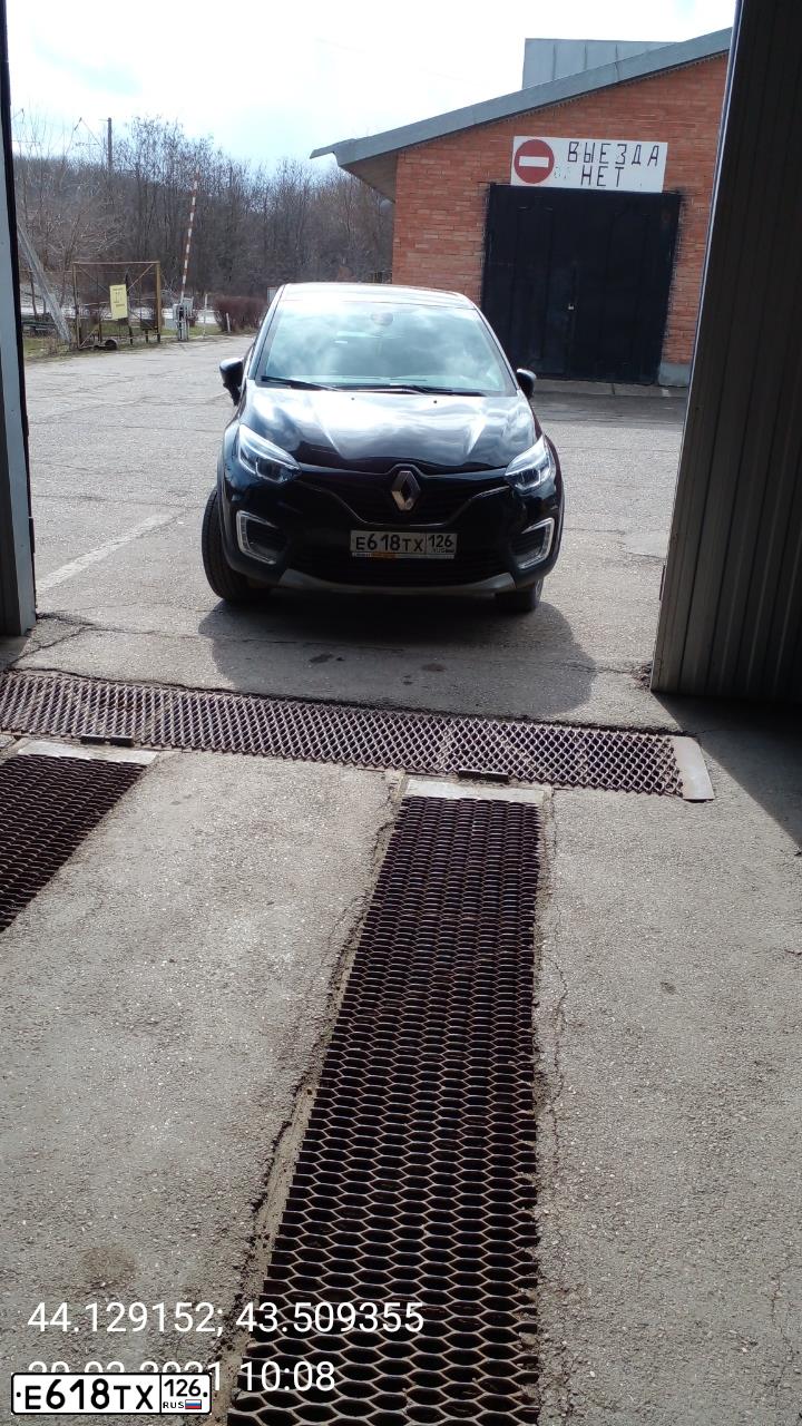 Фото автомобиля RENAULT KAPTUR, 2019 — госномер Е618ТХ126. Цвет: ЧЕРНЫЙ