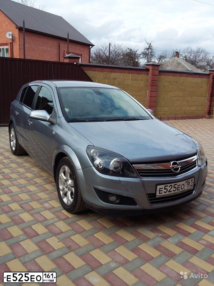 Фото автомобиля OPEL ASTRA, 2008 — госномер Е525ЕО161. Цвет: СЕРЫЙ