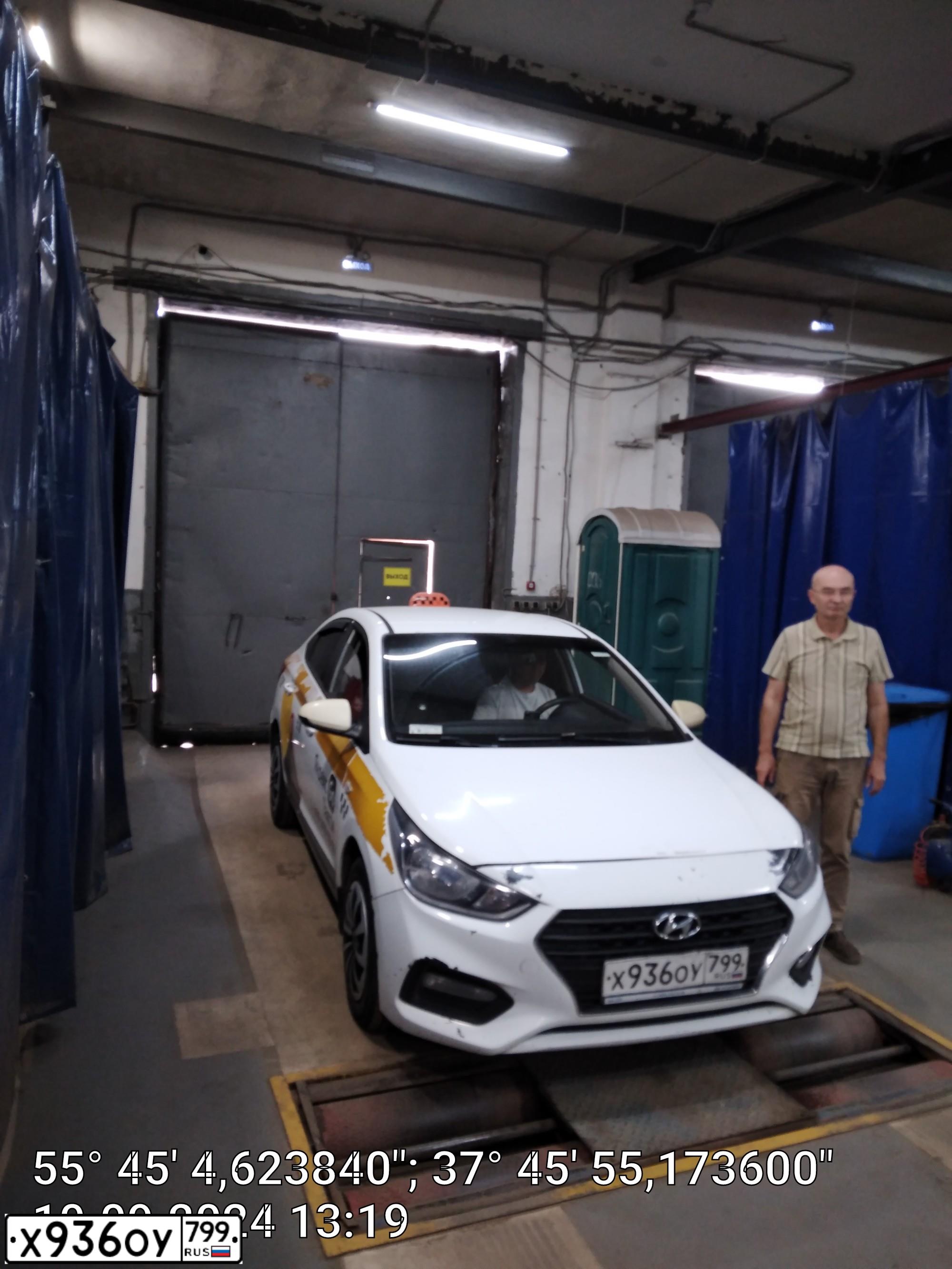 Фото автомобиля HYUNDAI SOLARIS, 2019 — госномер Х206СМ797. Цвет: БЕЛЫЙ-ЖЕЛТЫЙ-СЕРЫЙ