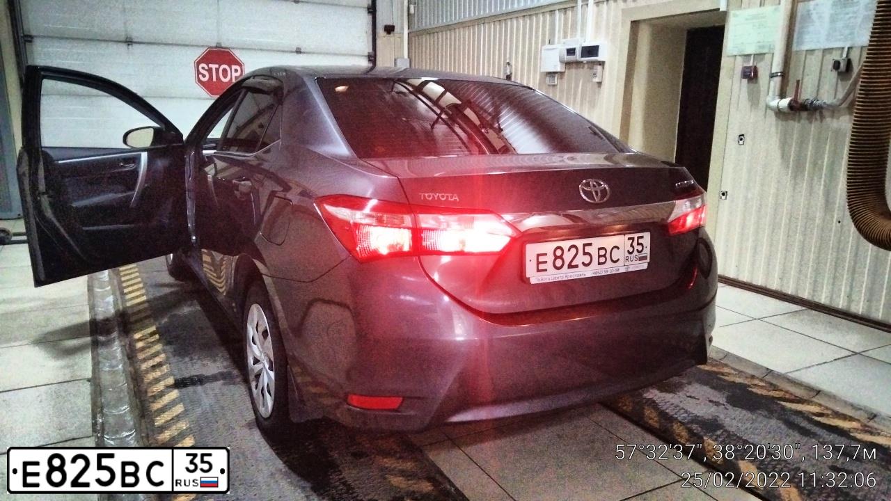 Фото автомобиля TOYOTA COROLLA, 2013 — госномер Х131ТК76. Цвет: СЕРЫЙ