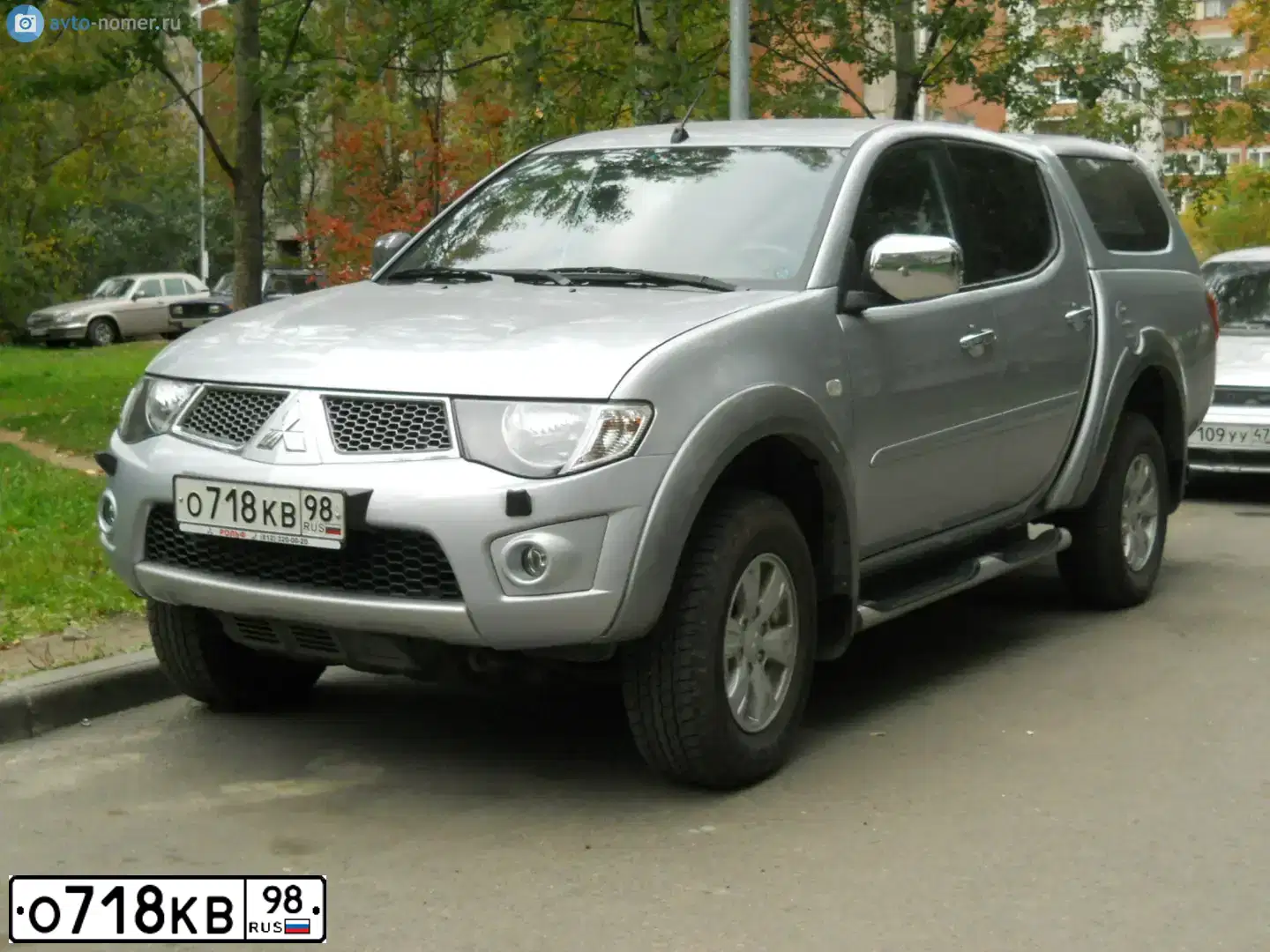 Фото автомобиля MITSUBISHI L 200, 2010 — госномер О718КВ98. Цвет: СЕРЕБРИСТЫЙ