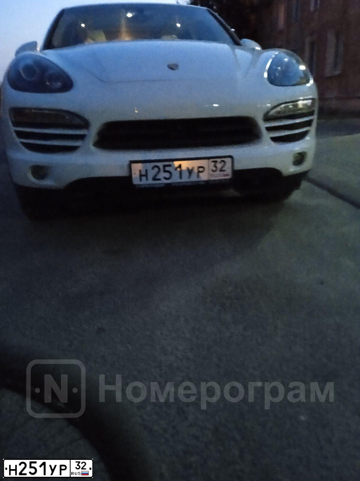 Фото автомобиля PORSCHE CAYENNE, 2012 — госномер Н251УР32. Цвет: Белый