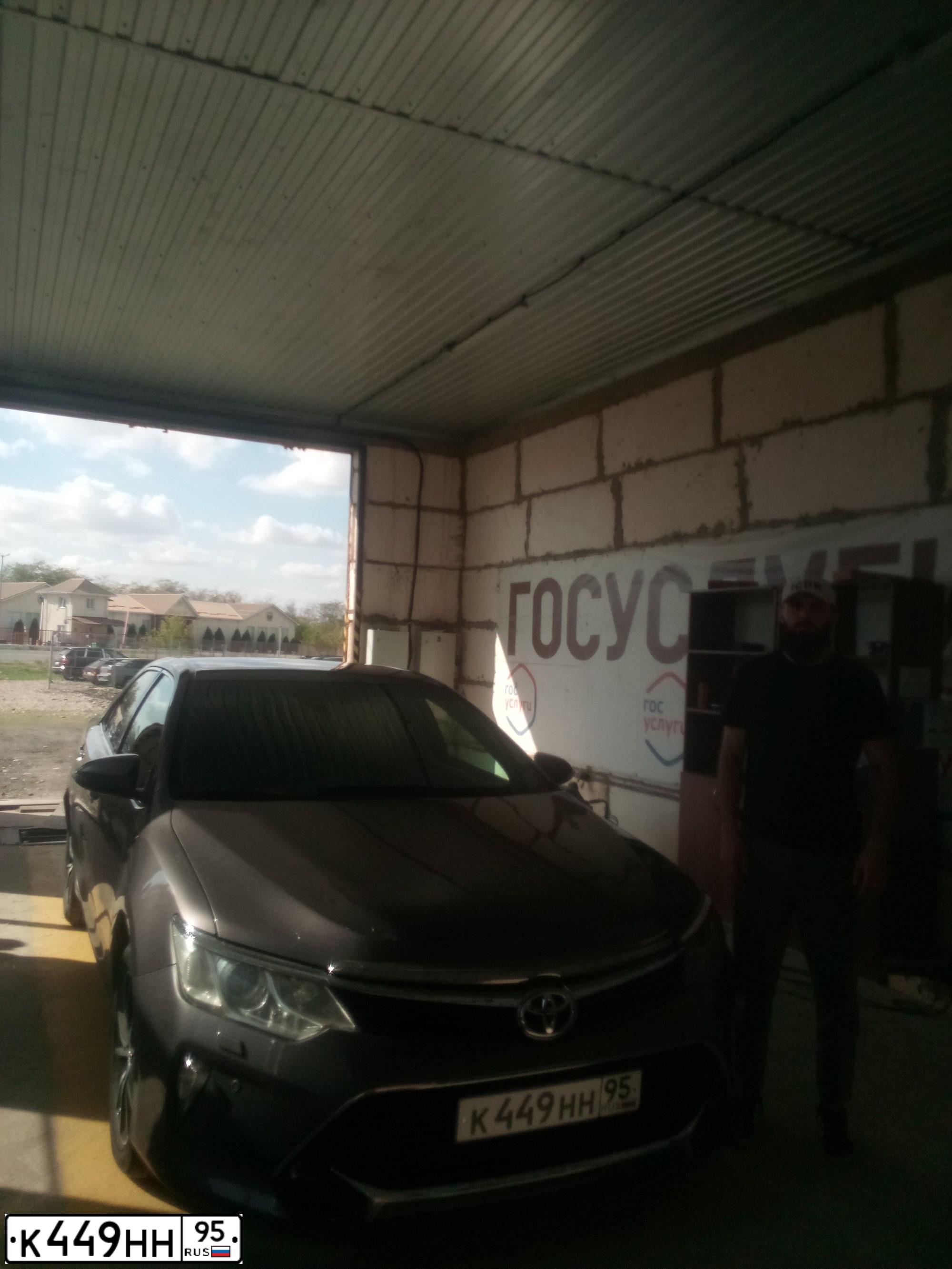 Фото автомобиля TOYOTA CAMRY, 2014 — госномер В867ТЕ09. Цвет: СЕРЫЙ