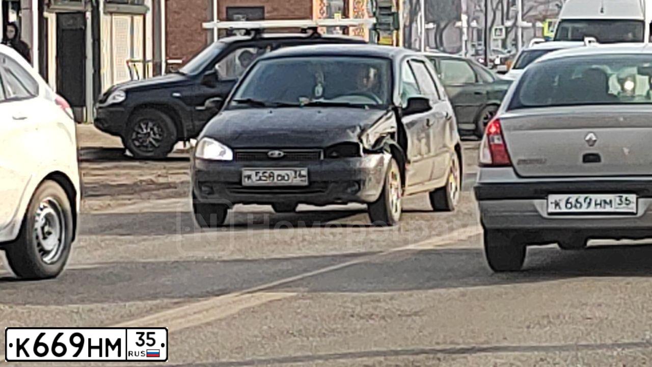 Фото автомобиля KIA RIO, 2020 — госномер Т030НН30. Цвет: Красный