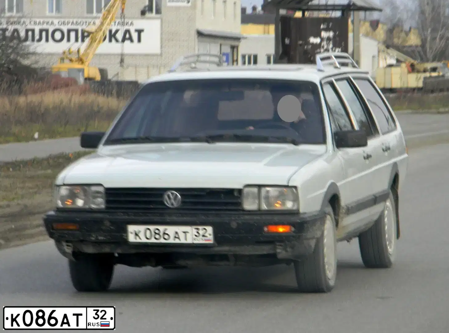 Фото автомобиля VOLKSWAGEN PASSAT, 1985 — госномер К086АТ32. Цвет: БЕЛЫЙ СЕРЫЙ