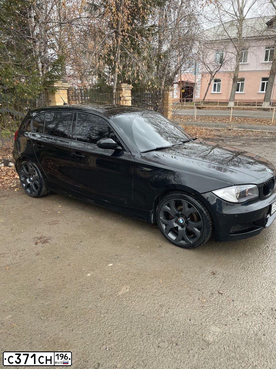 Фото автомобиля BMW W SERIE 1, 2007 — госномер С371СН196. Цвет: ЧЕРНЫЙ