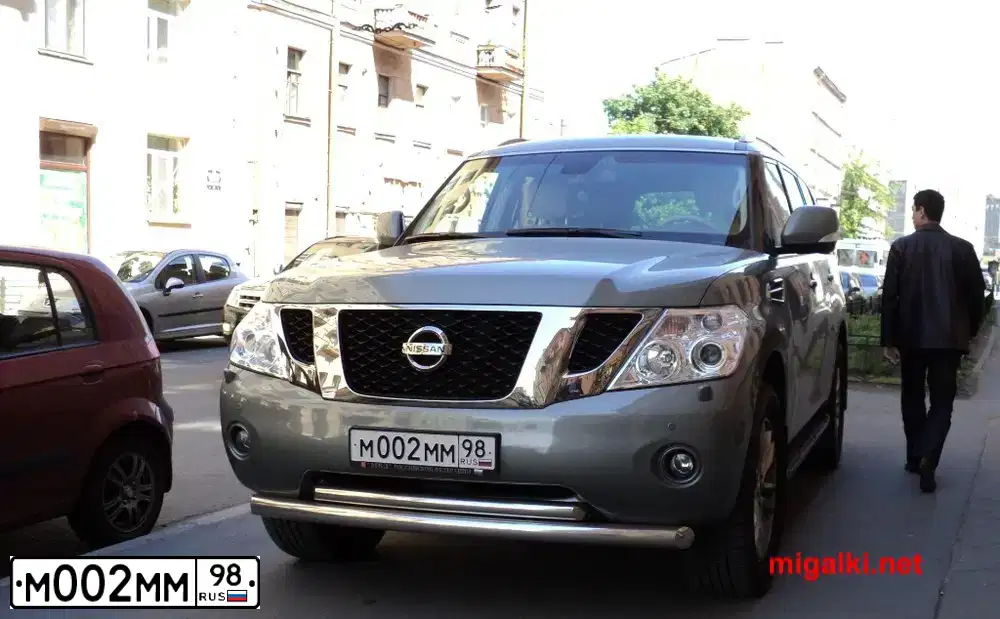 Фото автомобиля NISSAN PATROL, 2010 — госномер М002ММ98. Цвет: СЕРО-ЗЕЛЕНЫЙ
