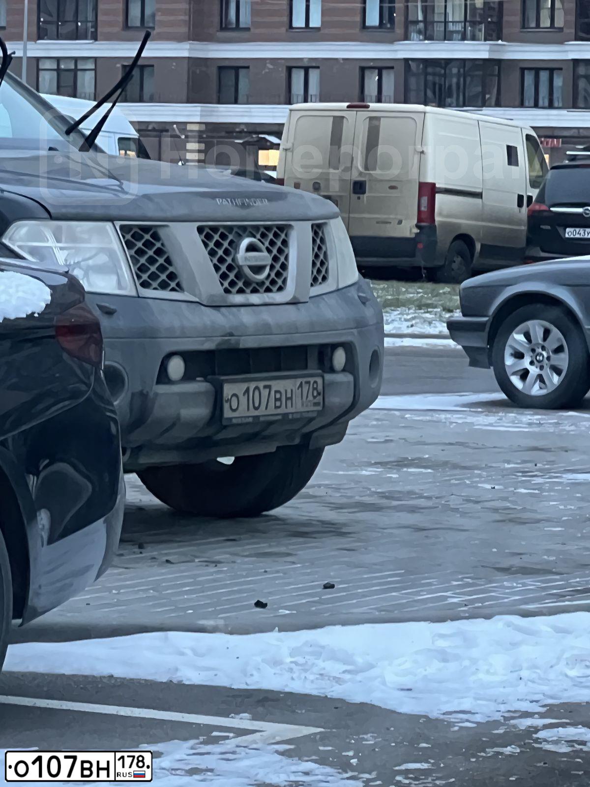 Фото автомобиля NISSAN PATHFINDER, 2008 — госномер О107ВН178. Цвет: ЧЕРНЫЙ