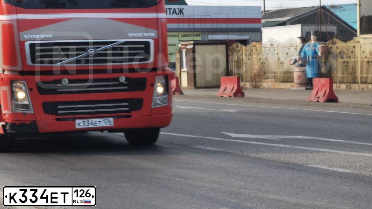 Фото автомобиля VOLVO SERIE FH /6X2/, 2005 — госномер У467НЕ47. Цвет: КРАСНО-СЕРЫЙ