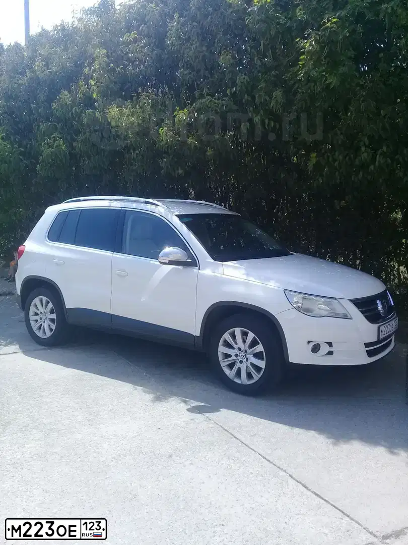 Фото автомобиля VOLKSWAGEN TIGUAN, 2008 — госномер С123АА123. Цвет: Белый