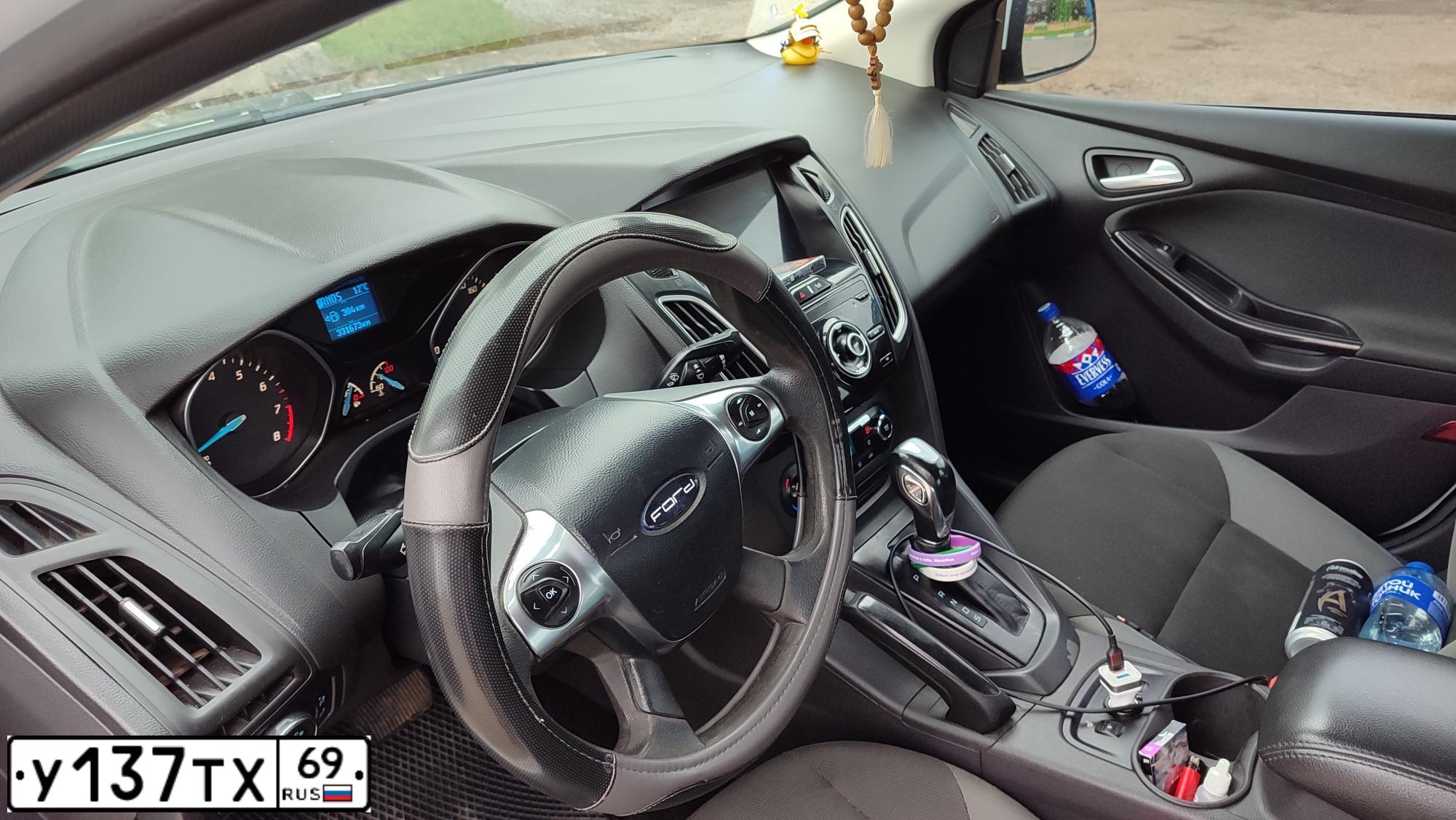Фото автомобиля FORD FOCUS, 2013 — госномер Р437ХТ46. Цвет: Белый