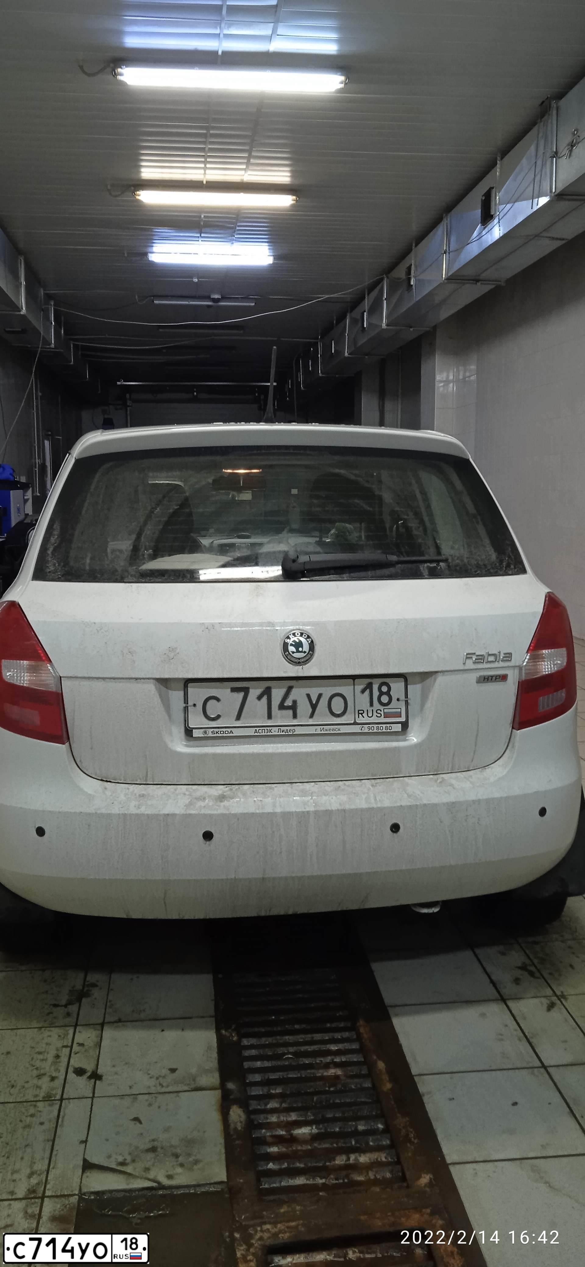 Фото автомобиля SKODA FABIA, 2013 — госномер С714УО18. Цвет: БЕЛЫЙ