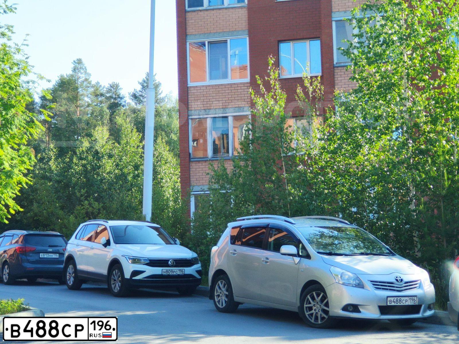 Фото автомобиля TOYOTA VERSO, 2012 — госномер У222ОВ96. Цвет: СЕРЕБРИСТЫЙ