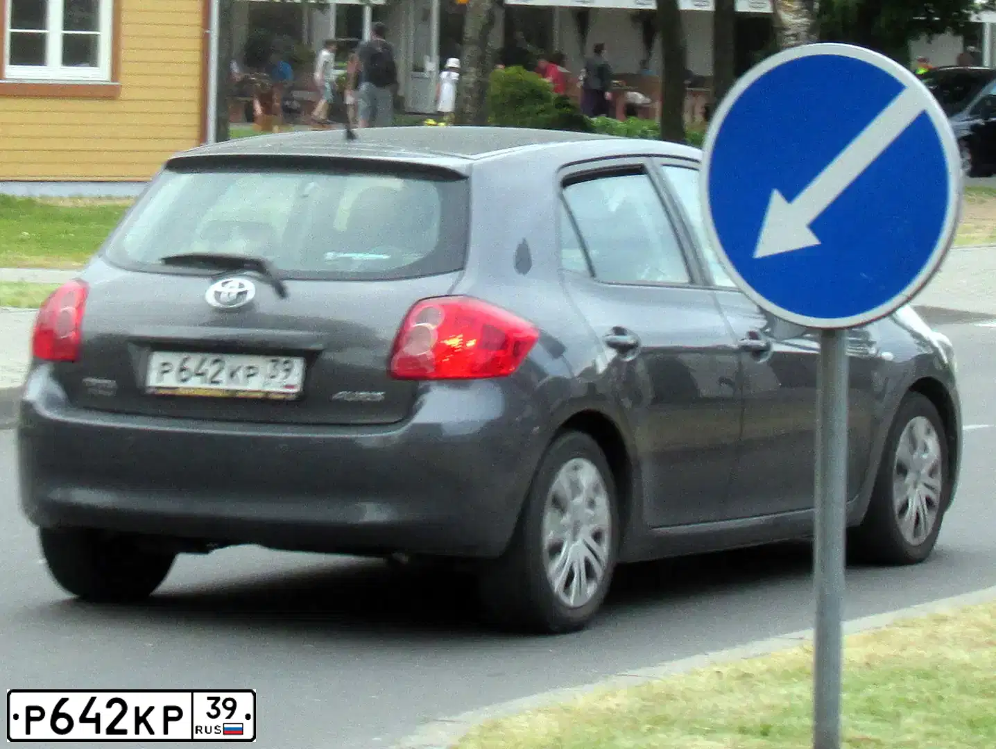 Фото автомобиля TOYOTA AURIS, 2009 — госномер Р642КР39. Цвет: ТЕМНО-СЕРЫЙ