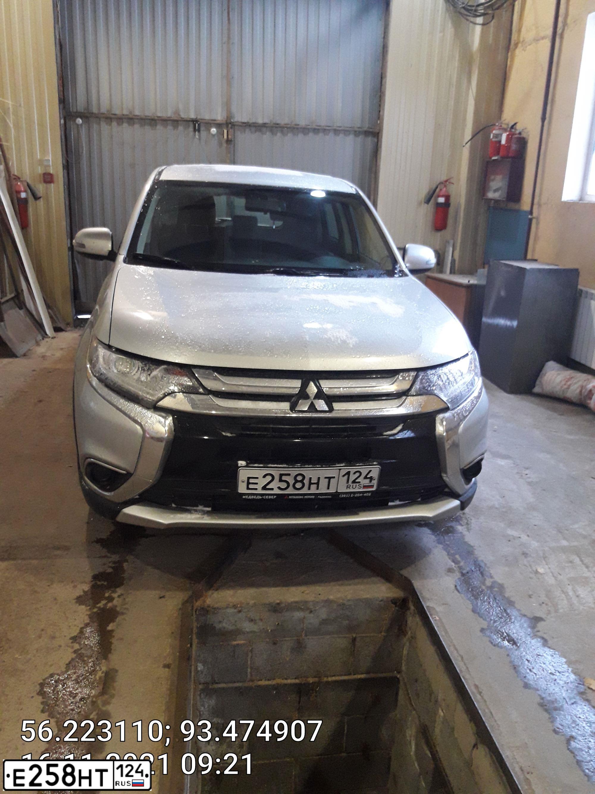 Фото автомобиля MITSUBISHI OUTLANDER, 2017 — госномер Е258НТ124. Цвет: Серый