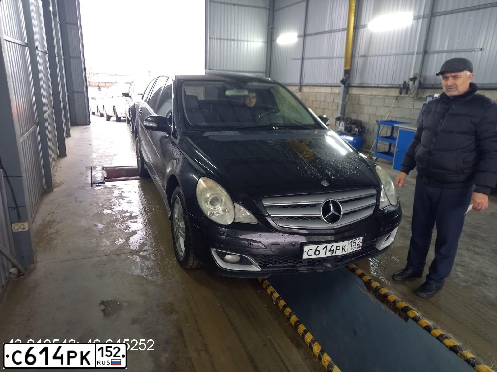 Фото автомобиля MERCEDES R-KLASSE, 2006 — госномер У579АР550. Цвет: ЧЕРНЫЙ