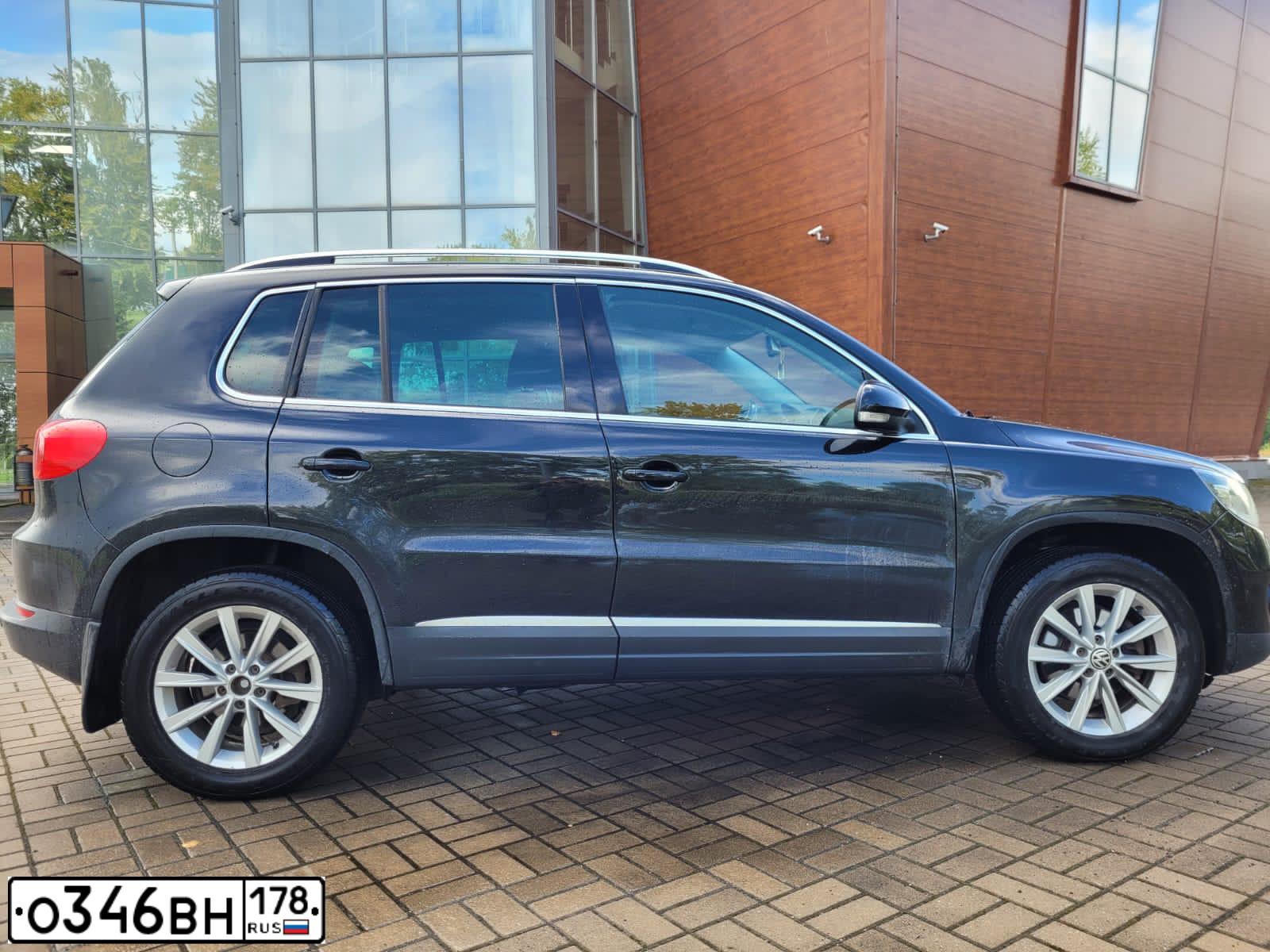 Фото автомобиля VOLKSWAGEN TIGUAN, 2013 — госномер К034КС53. Цвет: ЧЕРНЫЙ