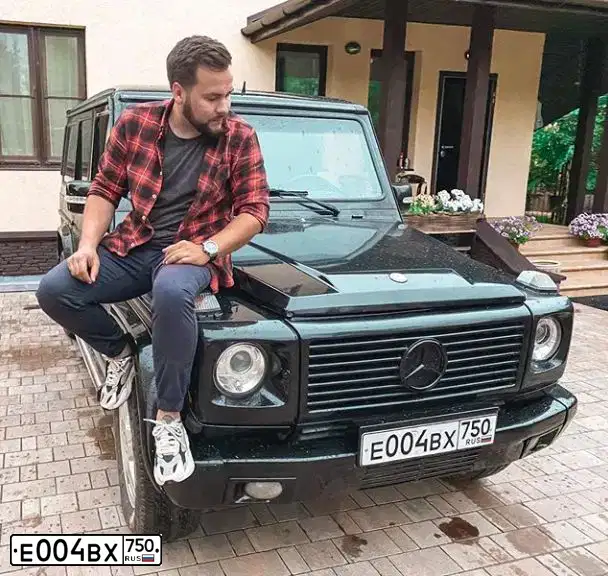 Фото автомобиля MERCEDES G-KLASSE, 2000 — госномер Е004ВХ750. Цвет: ЧЕРНЫЙ