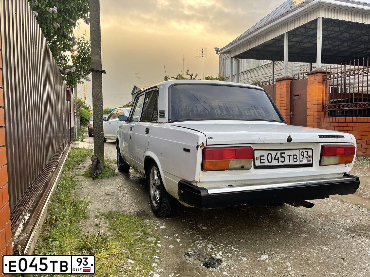 Фото автомобиля LADA 2107, 2004 — госномер М947МО193. Цвет: Белый