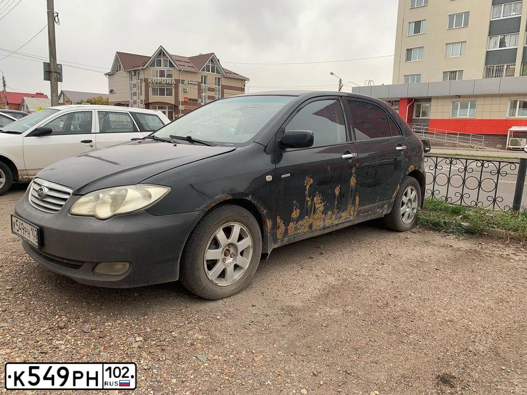 Фото автомобиля BYD F3, 2008 — госномер К549РН102. Цвет: ЧЕРНЫЙ