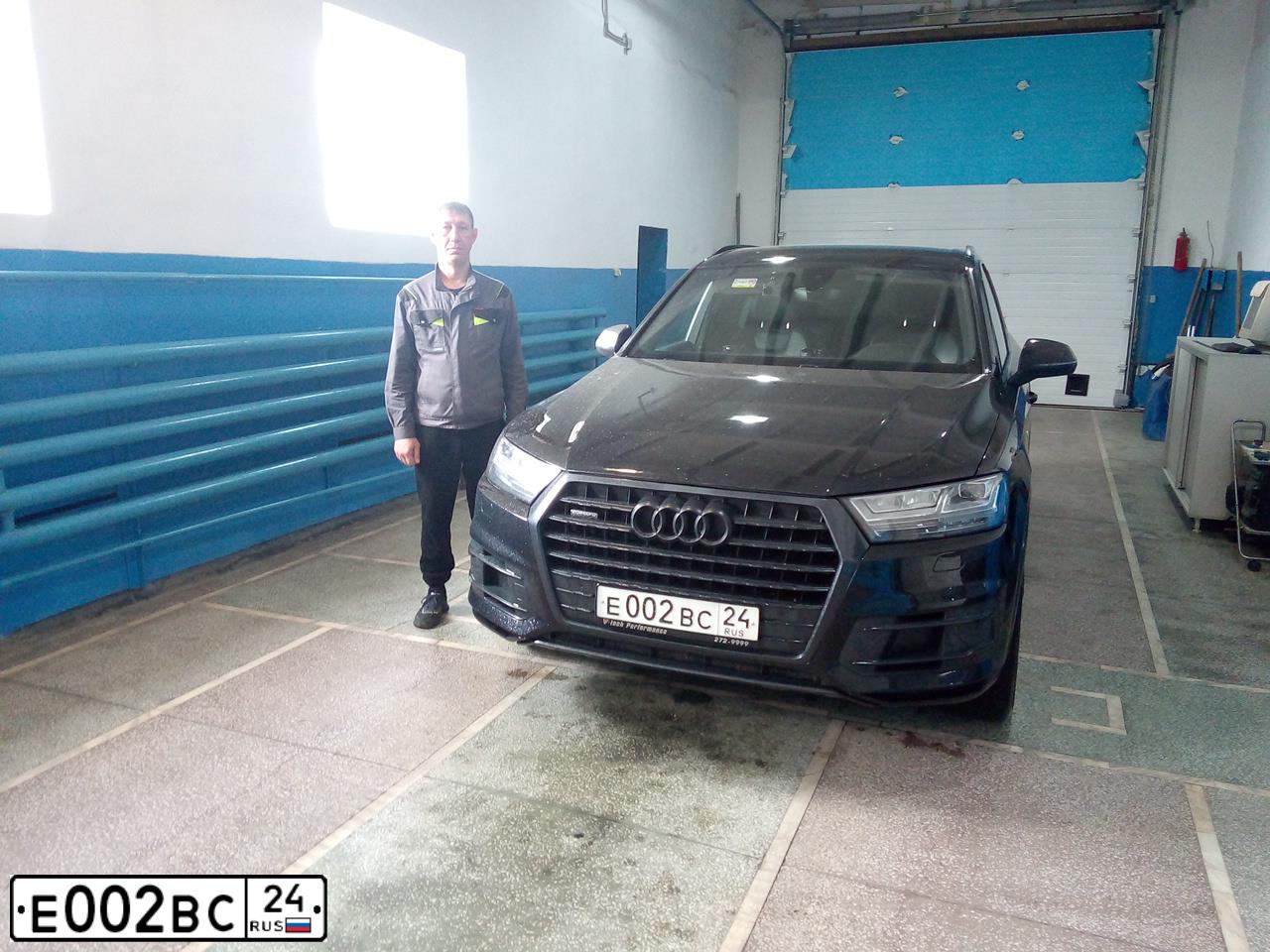 Фото автомобиля AUDI Q7, 2019 — госномер Е002ВС24. Цвет: ЧЕРНЫЙ
