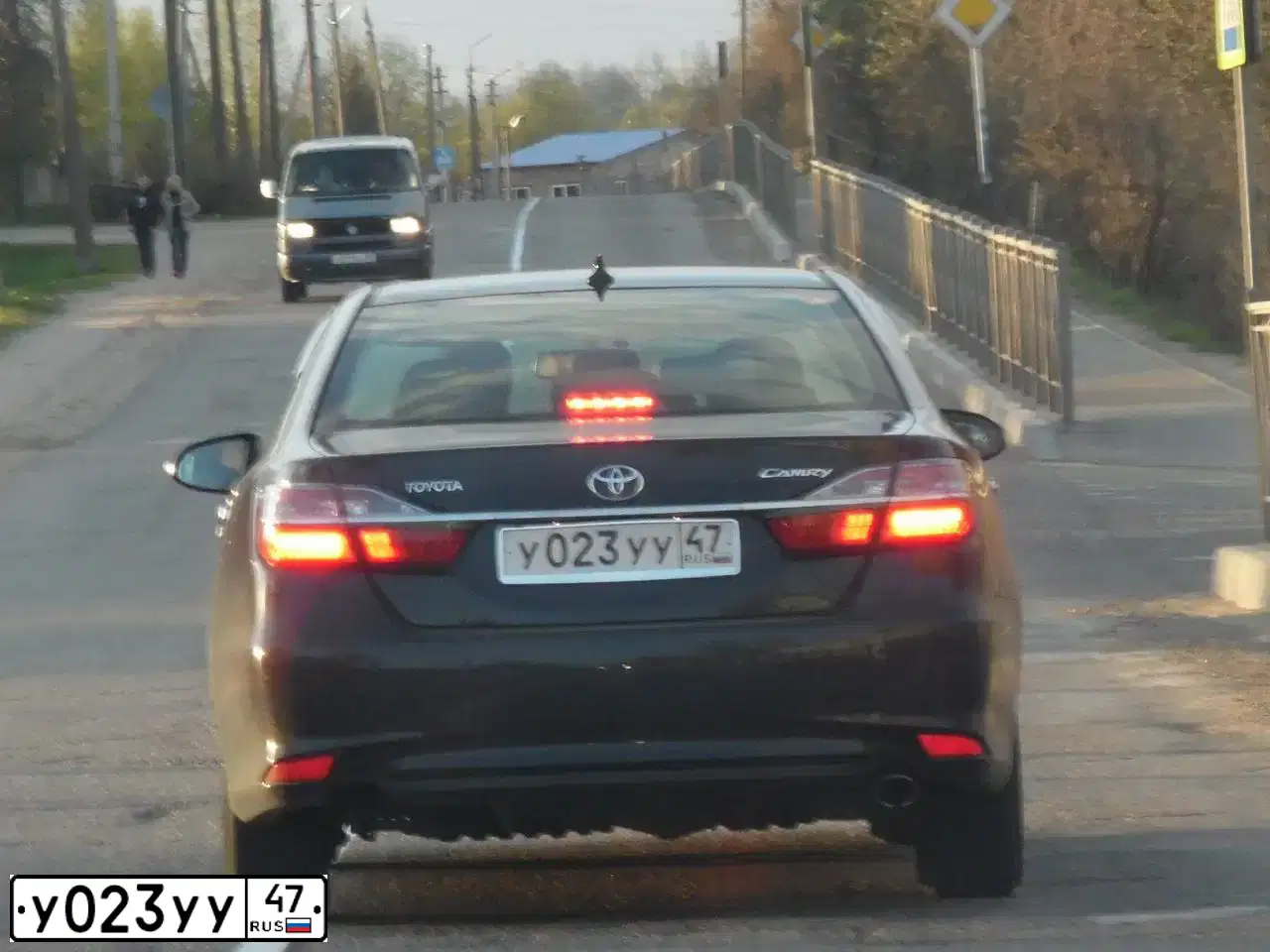 Фото автомобиля TOYOTA CAMRY, 2015 — госномер У023УУ47. Цвет: ЧЕРНЫЙ МЕТАЛЛИК