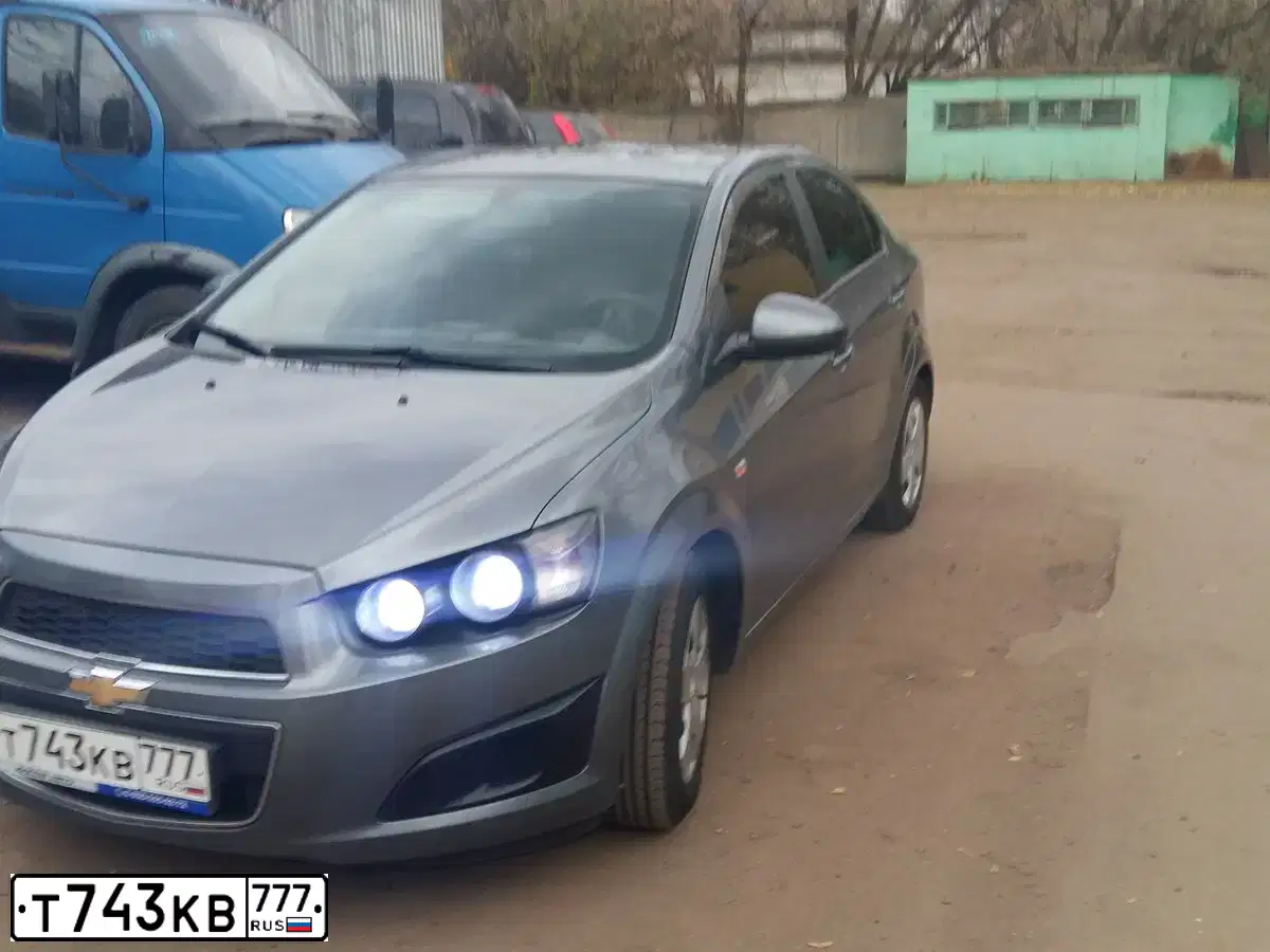Фото автомобиля ШЕВРОЛЕ KL1T АВЕО, 2013 — госномер Н596НУ67. Цвет: СЕРЫЙ