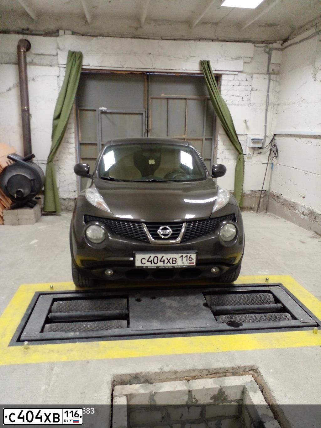 Фото автомобиля NISSAN JUKE, 2012 — госномер С404ХВ116. Цвет: ТЕМНО-КОРИЧНЕВЫЙ