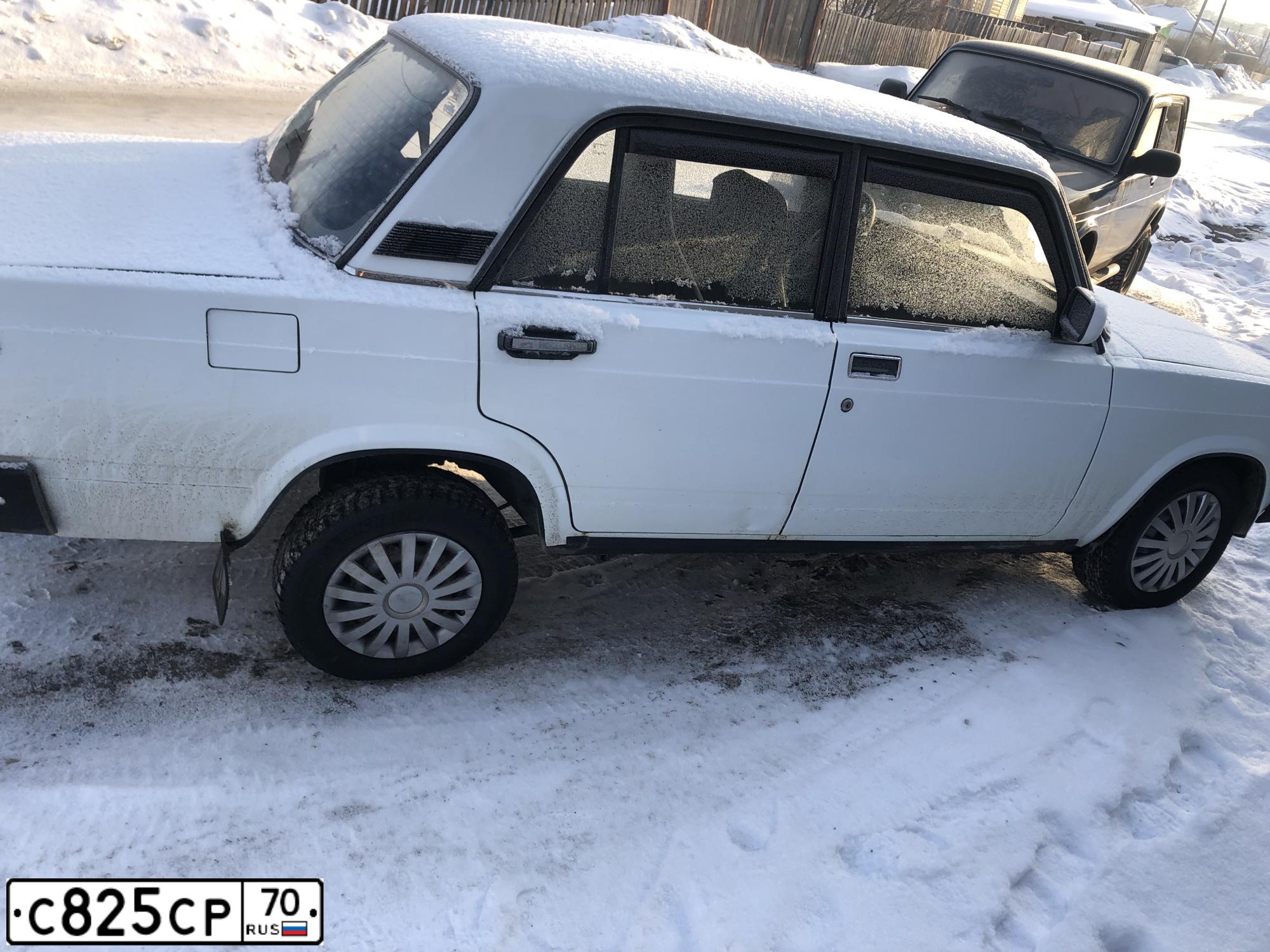 Фото автомобиля LADA 2107, 2004 — госномер С825СР70. Цвет: Белый