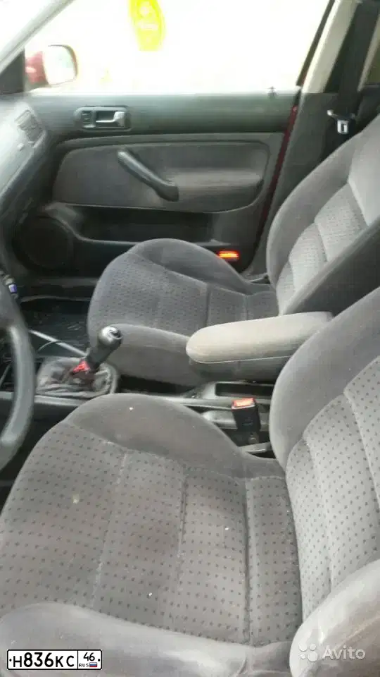 Фото автомобиля VOLKSWAGEN GOLF, 1999 — госномер Н836КС46. Цвет: Красный