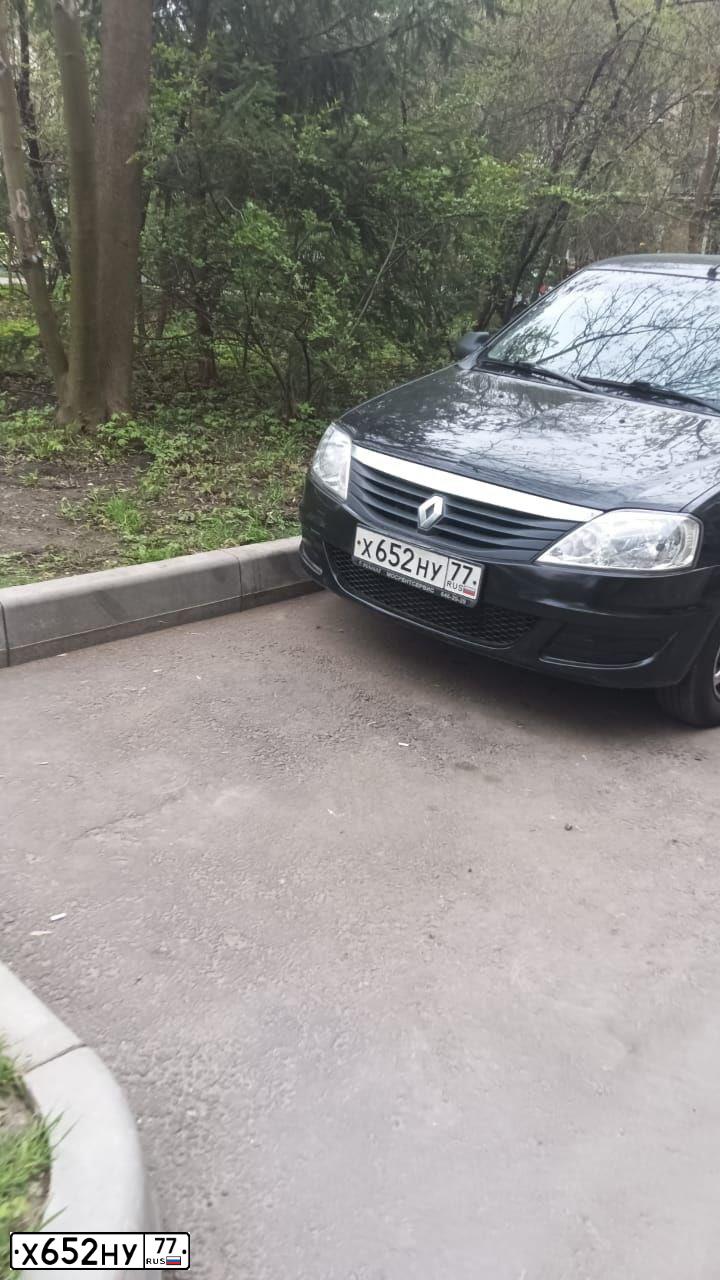 Фото автомобиля RENAULT LOGAN, 2012 — госномер Х652НУ77. Цвет: ЧЕРНЫЙ