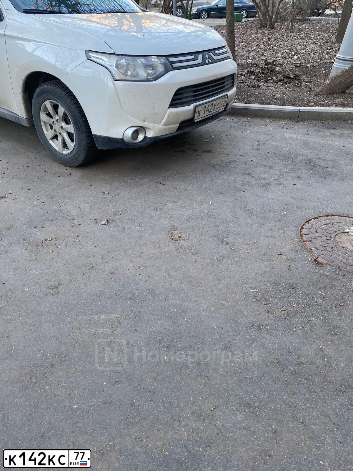 Фото автомобиля LADA 2107, 1995 — госномер В932ОУ90. Цвет: Красный