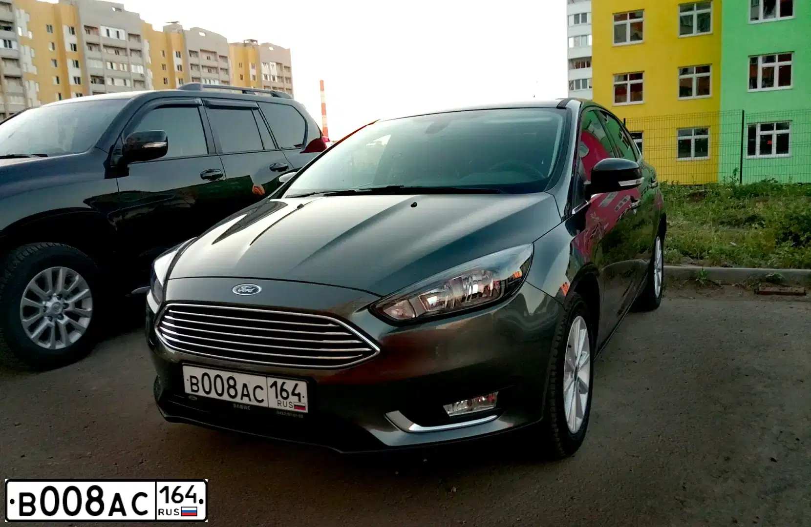 Фото автомобиля FORD FOCUS, 2018 — госномер В008АС164. Цвет: серый