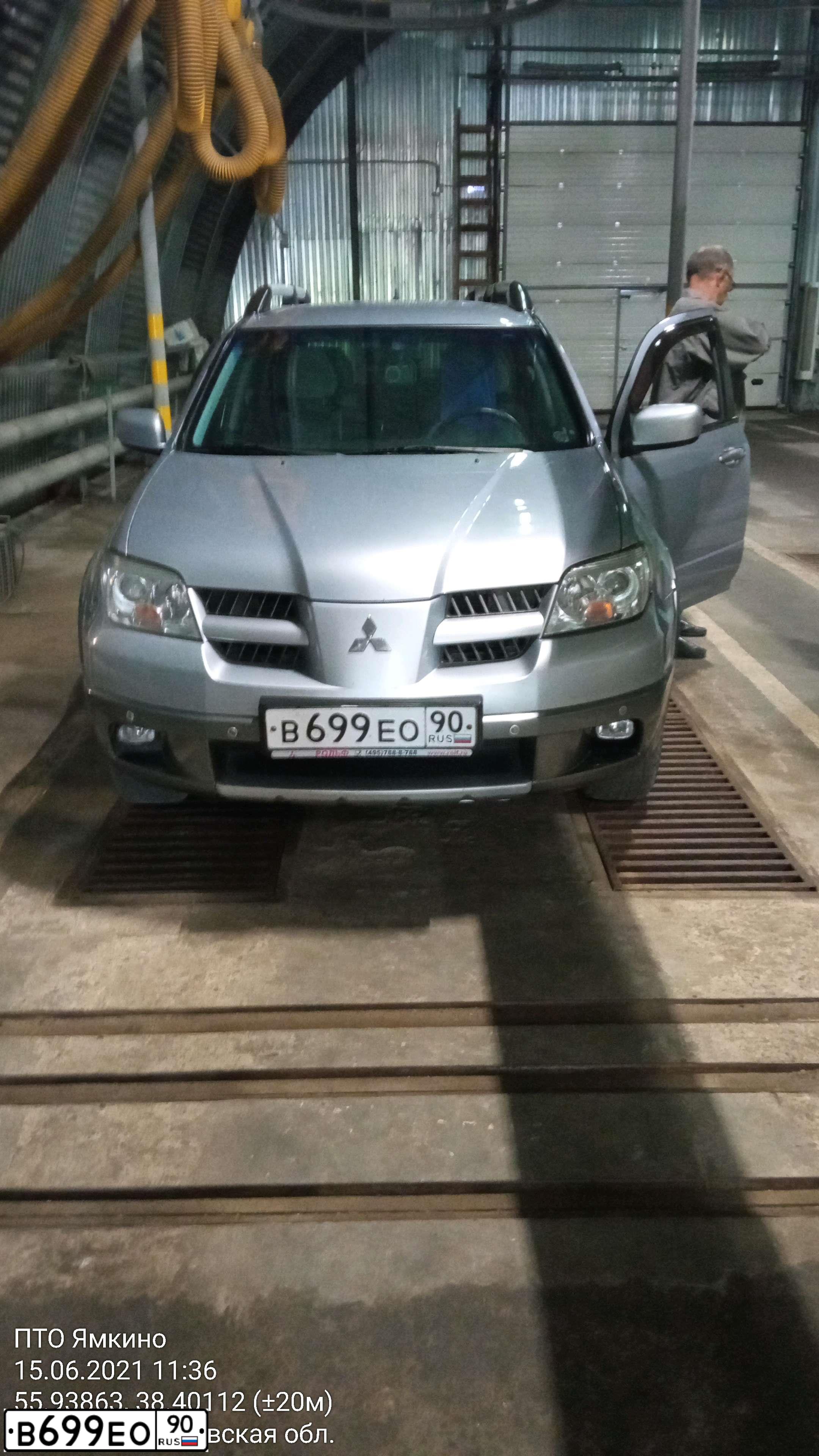 Фото автомобиля VOLKSWAGEN PASSAT, 1993 — госномер М156АУ32. Цвет: СИНИЙ ТЕМНЫЙ
