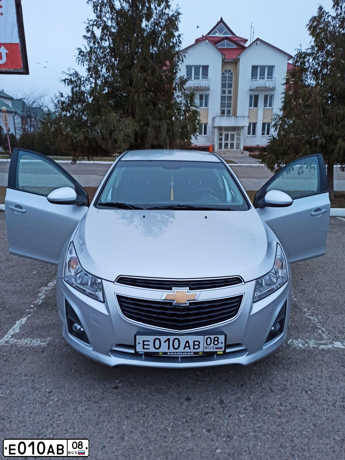 Фото автомобиля CHEVROLET CRUZE, 2013 — госномер Е010АВ08. Цвет: СЕРЕБРИСТЫЙ МЕТАЛЛИК