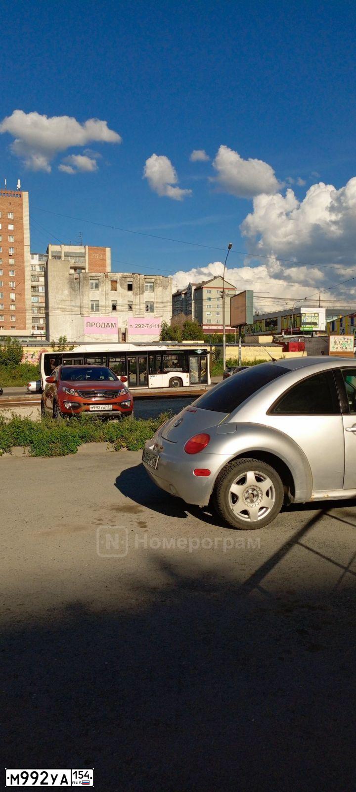 Фото автомобиля KIA SPORTAGE, 2012 — госномер М992УА154. Цвет: Оранжевый
