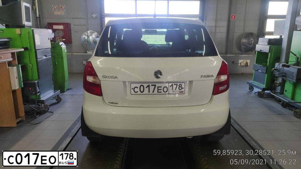 Фото автомобиля SKODA FABIA, 2014 — госномер С017ЕО178. Цвет: БЕЛЫЙ