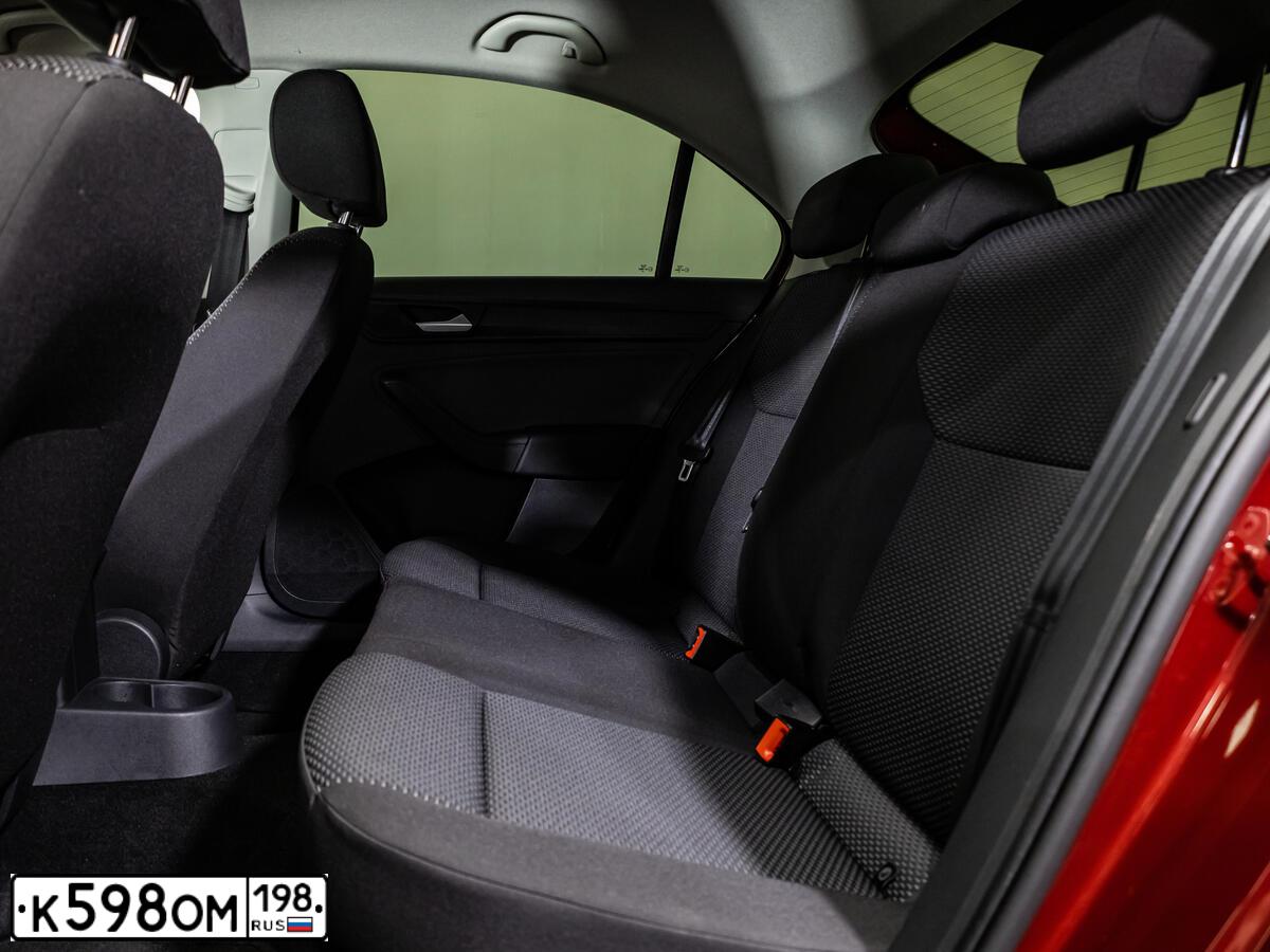 Фото автомобиля VOLKSWAGEN POLO, 2020 — госномер Е555ЕХ147. Цвет: Красный