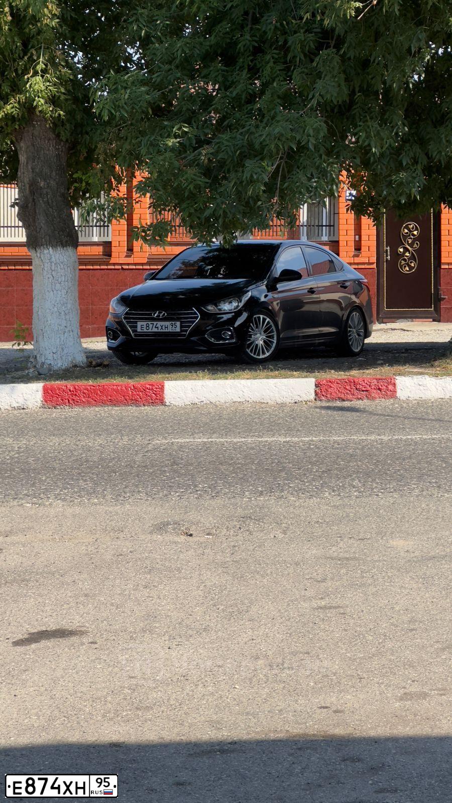 Фото автомобиля HYUNDAI SOLARIS, 2019 — госномер Е874ХН95. Цвет: ЧЕРНЫЙ