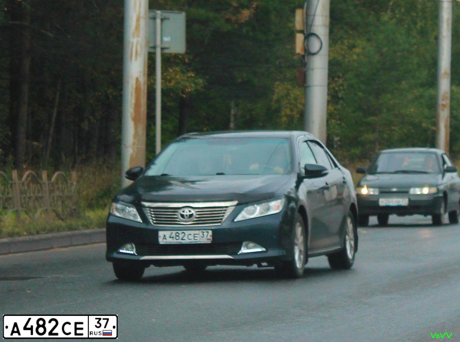 Фото автомобиля TOYOTA CAMRY, 2013 — госномер А482СЕ37. Цвет: ТЕМНО-СЕРЫЙ
