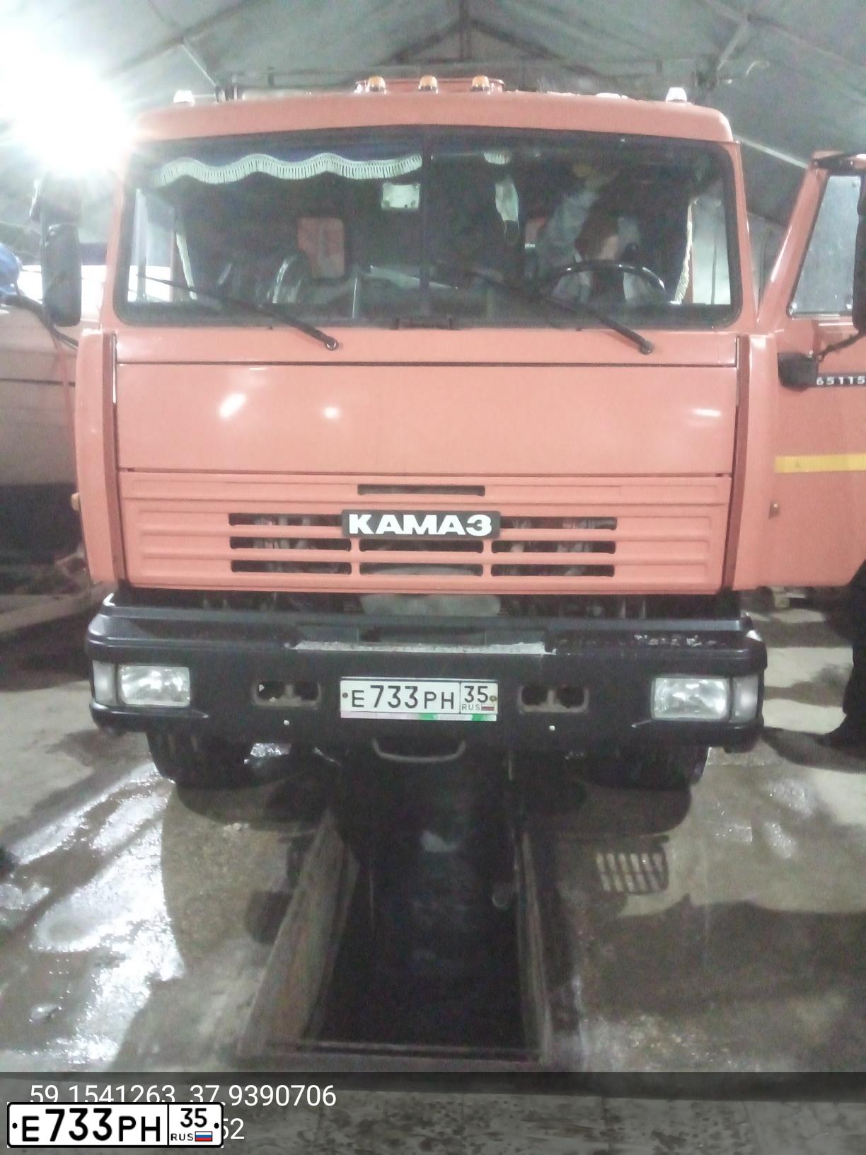Фото автомобиля KAMAZ 65115 /6X4/, 2007 — госномер Е733РН35. Цвет: ОРАНЖЕВЫЙ