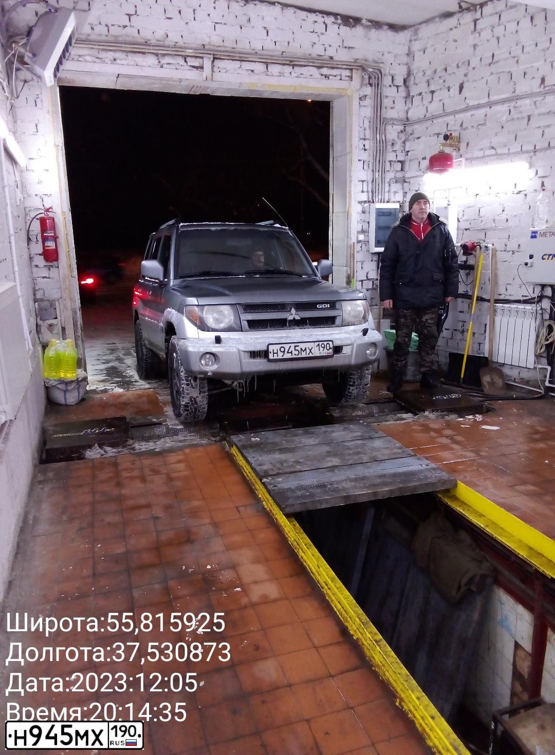 Фото автомобиля MITSUBISHI PAJERO PININ, 2004 — госномер Т556ВТ977. Цвет: Серый