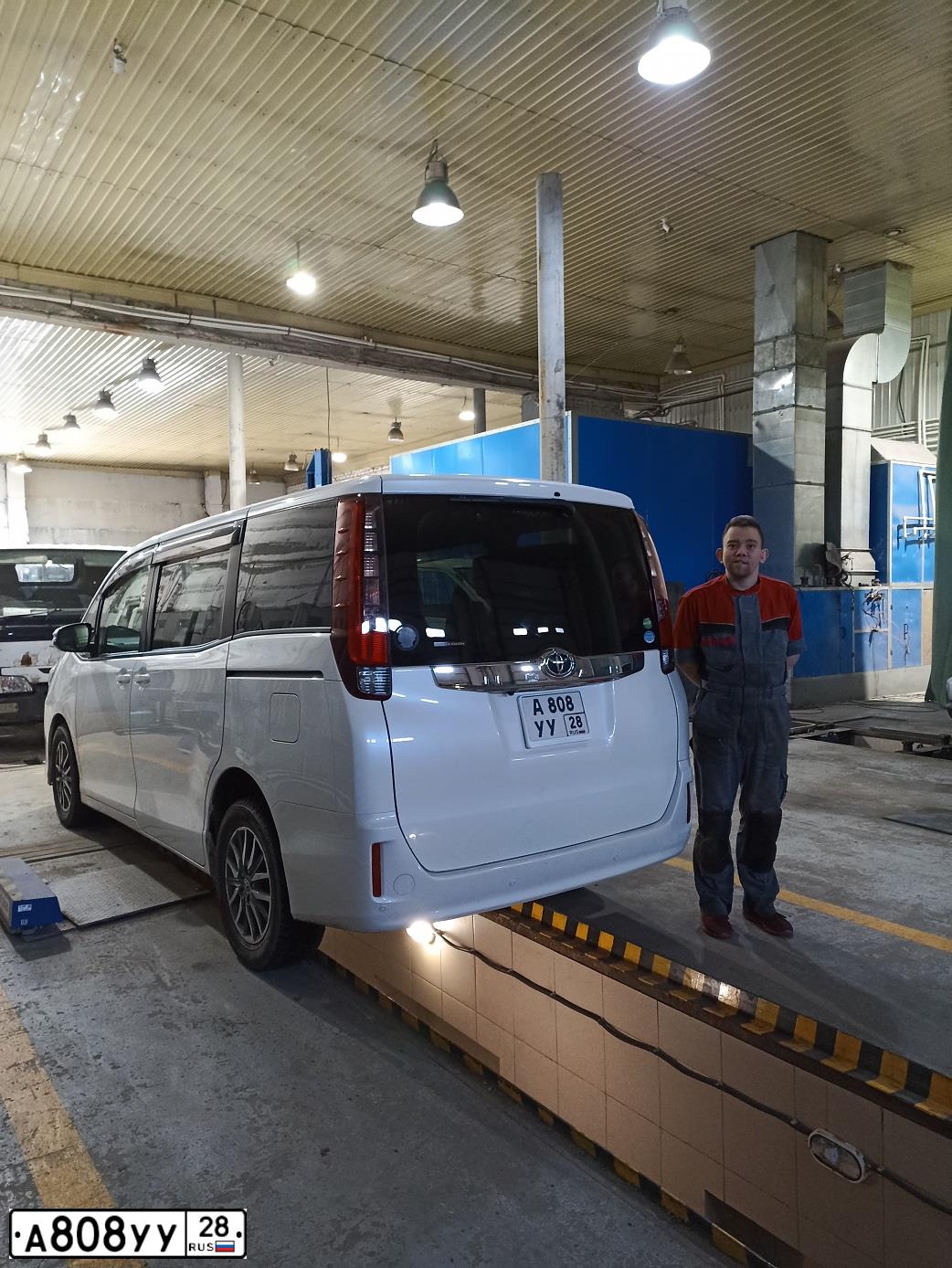 Фото автомобиля LEXUS GX, 2006 — госномер В002КР28. Цвет: Серебристый