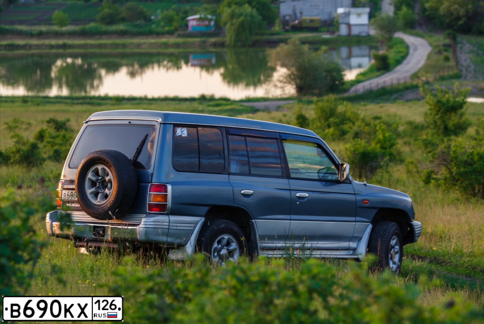 Фото автомобиля MITSUBISHI PAJERO, 1998 — госномер В690КХ126. Цвет: СЕРЫЙ