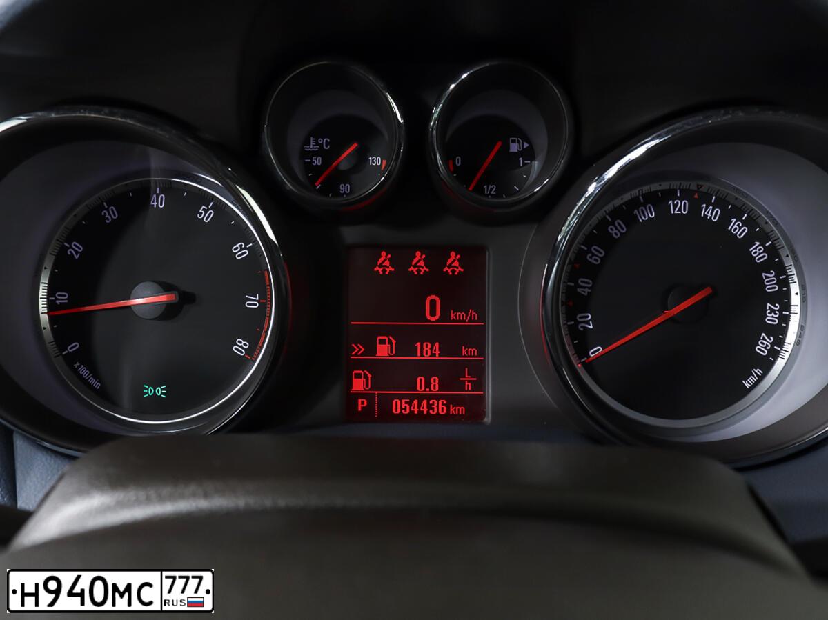 Фото автомобиля OPEL MOKKA, 2014 — госномер О491ЕС977. Цвет: Белый