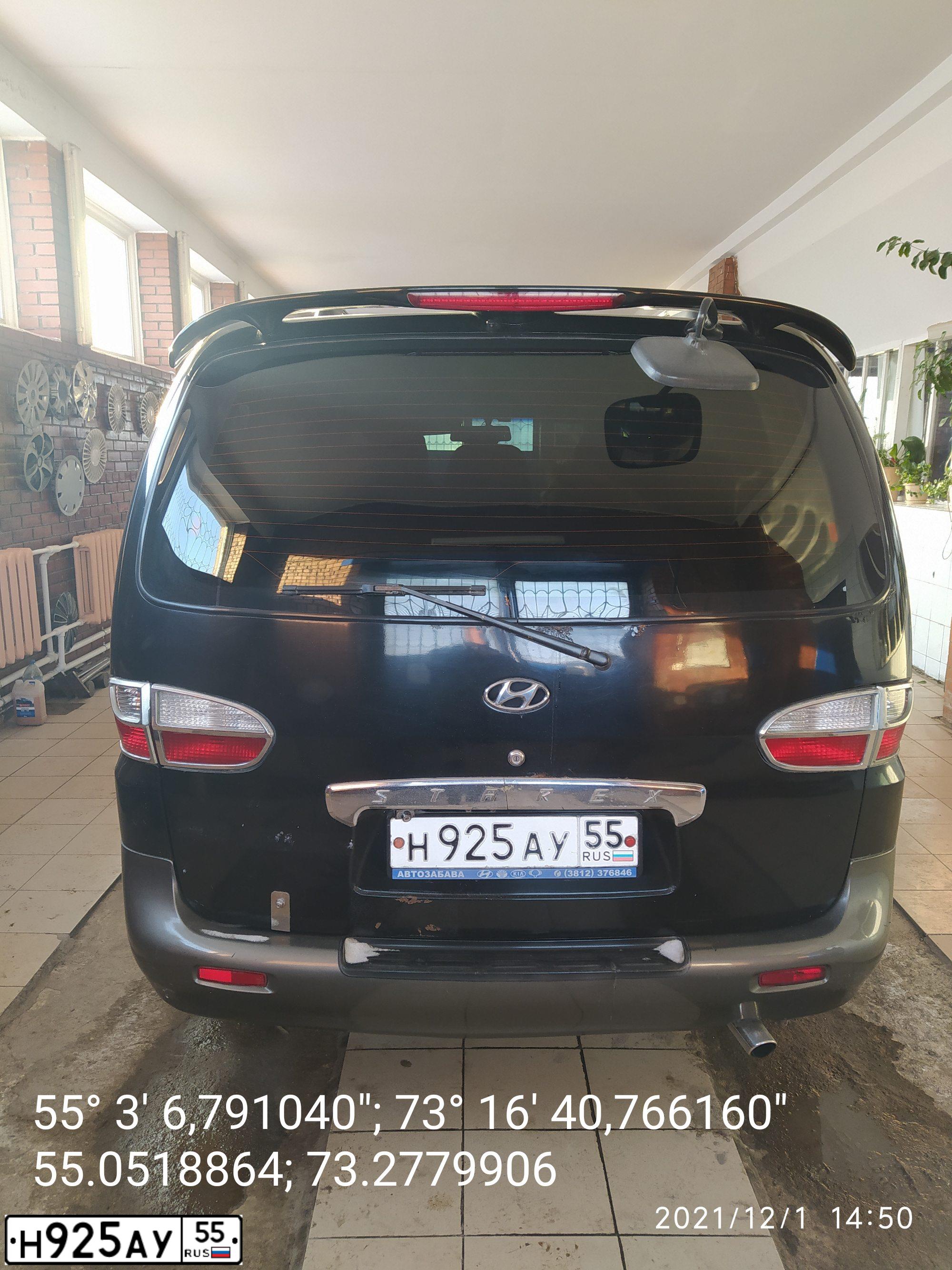 Фото автомобиля HYUNDAI H 1/H 100/STAREX, 2002 — госномер Н925АУ55. Цвет: ЧЕРНЫЙ|СЕРЫЙ