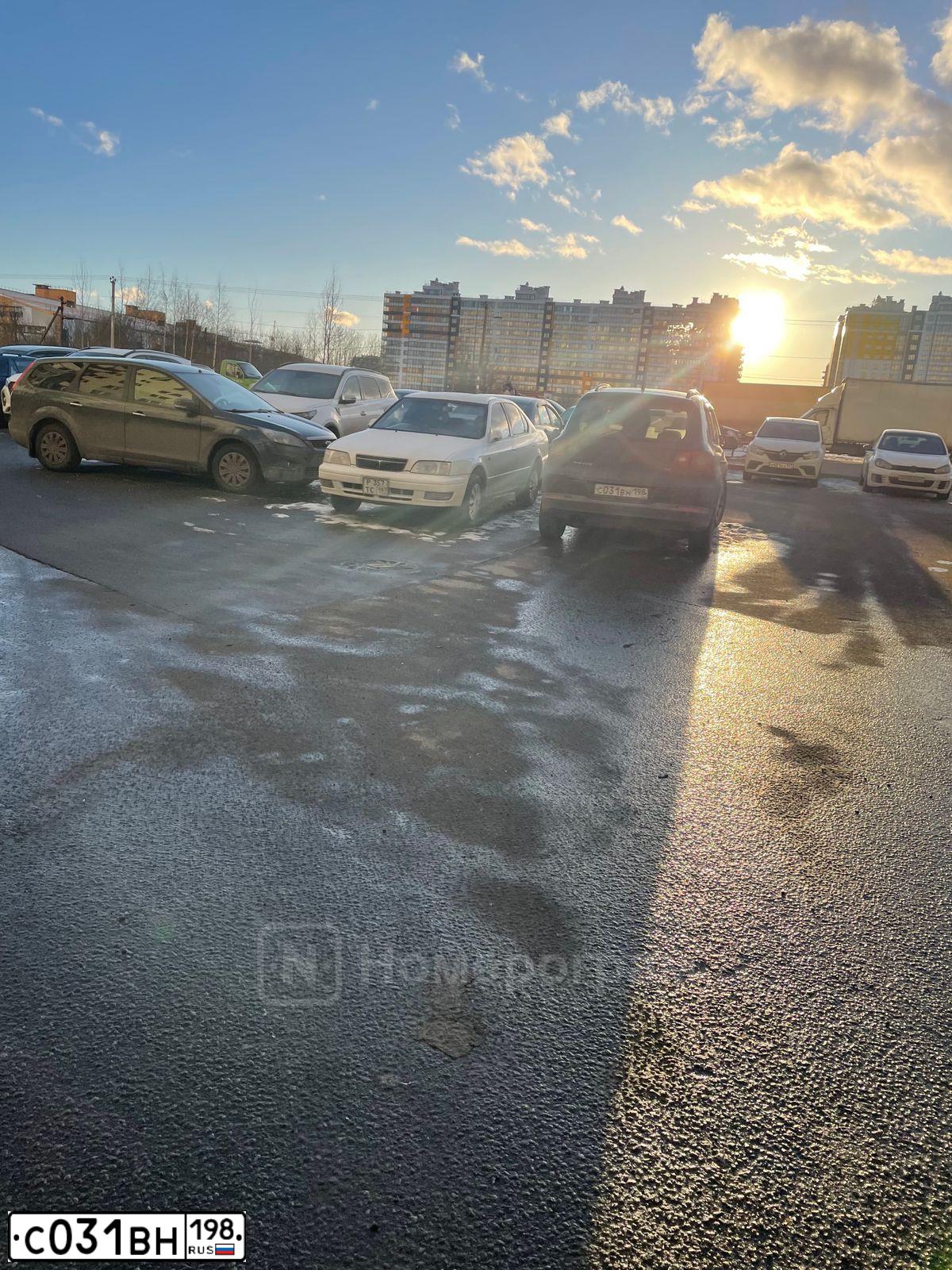 Фото автомобиля VOLKSWAGEN TIGUAN, 2008 — госномер С031ВН198. Цвет: ЧЕРНЫЙ