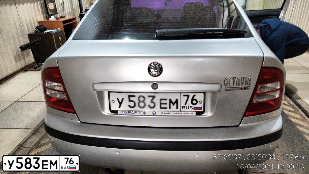 Фото автомобиля SKODA OCTAVIA, 2004 — госномер У583ЕМ76. Цвет: СВЕТЛО-СЕРЫЙ