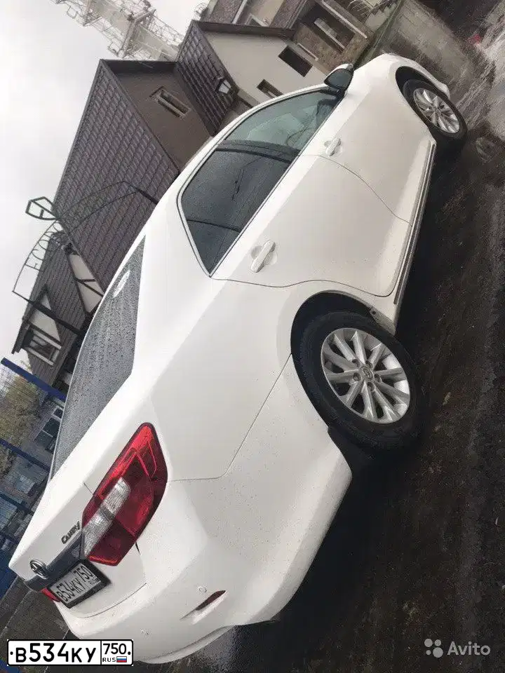 Фото автомобиля TOYOTA CAMRY, 2013 — госномер О111ХС22. Цвет: Белый
